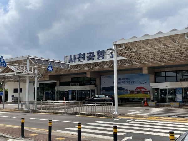 경상남도(도지사 박완수)는 우주항공청 개청과 남해안 관광 촉진을 위해 사천공항의 새로운 날개가 되어 줄 저비용항공사(LCC)를 유치하기 위해 18일 에어부산을 시작으로 24일까지 항공사 본사 총 7곳을 방문해 협의한다고 밝혔다.
