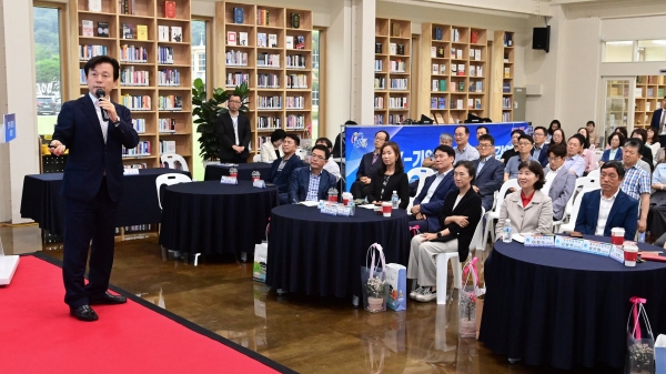 조규일 진주시장은 18일 진주 K-기업가정신센터에서 관내 학교, 교육청 관계자 등을 대상으로 진주 K-기업가정신을 주제로 특별 강연을 했다.