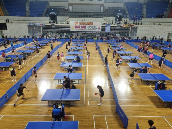 ‘제35회 진주시장배 전국오픈탁구대회’가 전국의 탁구 동오인 약 1200여 명이 참가한 가운데 20~21일 진주실내체육관에서 개최됐다.
