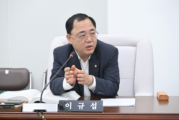 진주시의회는 도시환경위원회 이규섭 의원이 단독 발의한 ‘진주시 공용통행로 안전을 위한 지원 조례안’이 지난 19일 해당 상임위원회 예비심사를 원안대로 통과됐다고 21일 밝혔다.