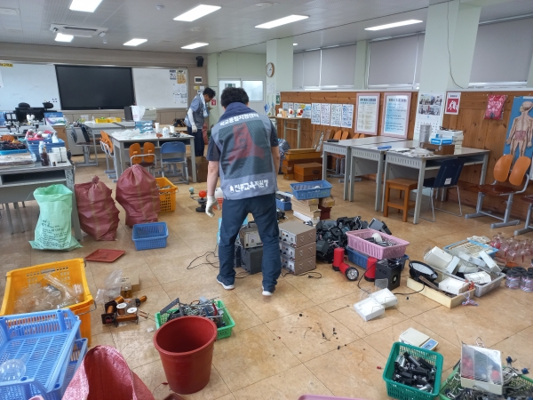 진주교육지원청(교육장 이외숙) 22일부터 10월 초까지 초·중·고 12개교의 학교 과학실을 지원하고 있다.