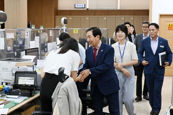 성낙인 창녕군수는 최근 사회적 문제로 대두되고 있는 악성 민원에 대한 대처 필요성이 높아짐에 따라 읍면 민원 현장 공무원들을 찾아가 대화와 격려의 장을 펼쳤다.