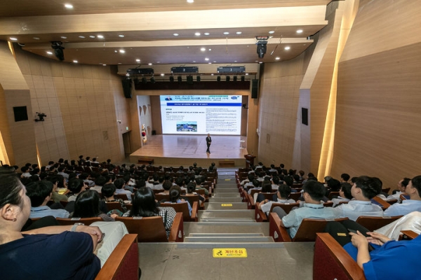 한국남동발전은 지난달 24일 남부권 사업소인 삼천포, 여수, 고성 발전본부를 시작으로 내달 초순까지 전국의 사업소를 순회하면서 ‘CEO와 함께하는 청렴 윤리 열린 대화’를 진행 중이라고 17일 밝혔다.