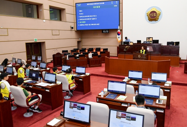 경상남도의회(의장 최학범)는 23일 도의회 본회의장에서 ‘2024년 제2회 청소년 모의의회’를 개최했다.