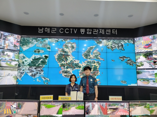 남해군 CCTV통합관제센터 관제요원이 지난 22일 자전거 절도를 시도한 범인 검거에 공헌한 공로로 남해경찰서장으로부터 감사장을 받았다고 25일 밝혔다.