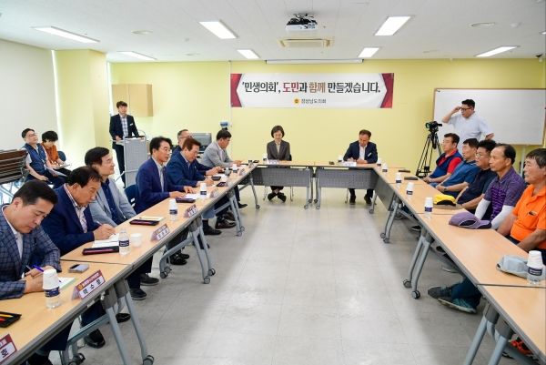 경상남도의회(의장 최학범) 의장단 일행이 25일 창원시 의창노인종합복지관에서 관내 어르신들의 민생현장 목소리를 청취한 후 무료급식 봉사활동에 참여했다.
