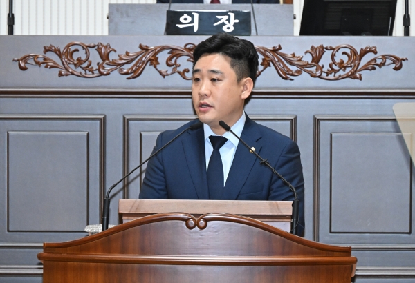 최민국 진주시의원이 29일 시의회 본회의 5분 자유발언에서 한국실크연구원을 진주시의 출자·출연기관으로 전환해야 한다고 주장했다.