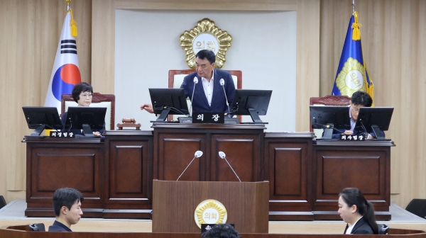 의령군의회는 지난 30일 제288회 임시회 제1차 본회의를 열고 제9대 후반기 원 구성을 위한 의장단과 상임위원장을 선출했다.