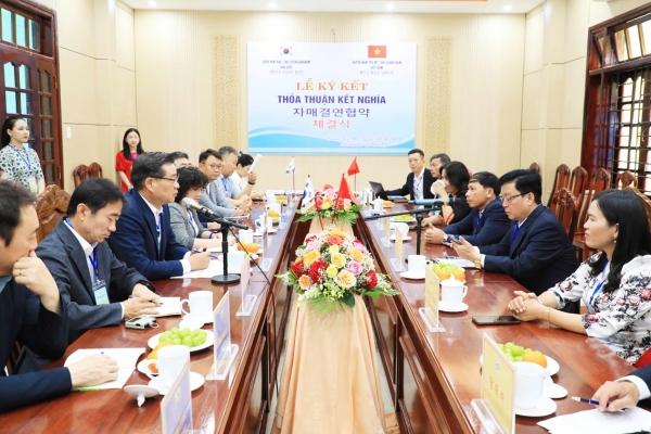 진병영 함양군수를 단장으로 하는 함양군 우호교류방문단이 1일 베트남 남짜미현을 방문해 자매결연 협약을 체결했다.