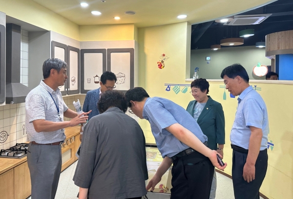 진주시는 지난 7일 남해군의회 정영란 의장을 비롯한 군의원, 관계 공무원 등 18명이 5년 연속 ‘아이 키우기 좋은 도시’ 수상지인 진주시를 방문하여 진양호와 충무공동 물초울공원 등을 둘러보고 아동 놀이문화 및 가족 여가 증진을 위한 정책을 벤치마킹했다고 8일 밝혔다.