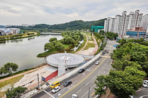 경상국립대학교병원(병원장 안성기)이 9일 중증외상환자를 전문으로 치료하는 ‘경남권역외상센터(센터장 김근태)’를 개소하고 본격적인 운영에 들어갔다.