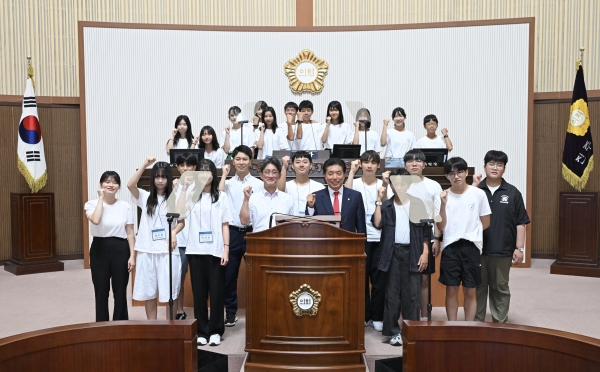 진주시의회는 9일 청소년 문화 교류 프로그램의 일환으로 진주를 방문한 일본 마쓰에시 청소년 국제교류단과 진주 지역 청소년들의 글로벌 역량 강화를 모색하는 환담회를 가졌다고 밝혔다.