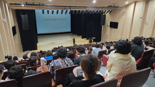 진주교육지원청(교육장 이외숙)은 13~14일 진주 유치원·학교 급식관계자 조리사·조리실무사 500여명을 대상으로 위생 및 청렴교육을 실시하였다.