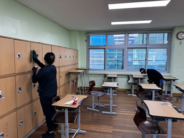 경상남도교육청(교육감 박종훈)은 2학기 개학을 앞두고 최근 전국적으로 확산하고 있는 코로나19, 백일해, 수족구병 등 감염병 예방 대응을 강화하고 있다.