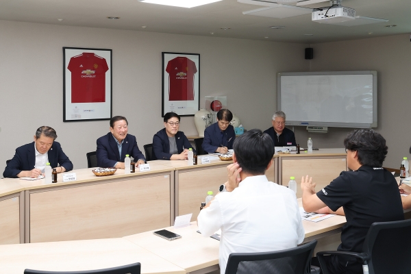 조근제 함안군수는 지난 14일 오후 2시 함안파수농공단지에 소재한 조아제약㈜(대표 조성환·조성배)을 방문해 연일 폭염이 계속되고 있는 가운데 산업현장의 근무 환경을 점검하고 애로사항을 청취했다.