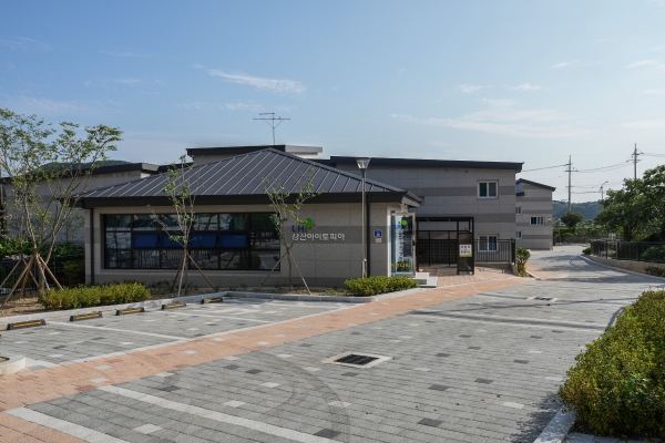 고성군(군수 이상근)은 지난 13일 오후 ‘삼산초 작은학교 살리기 공공임대주택’ 준공 현장을 방문하여 입주 예정인 이주민들의 안정적인 정착을 위한 사전 점검을 실시했다고 16일 밝혔다.