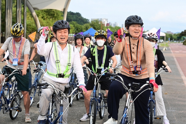 조규일 진주시장은 지난 17일 진주시를 방문한 장미란 문화체육관광부 2차관과 함께 진주의 관광 명소를 둘러보고 다양한 관광 프로그램을 직접 체험했다고 전했다.