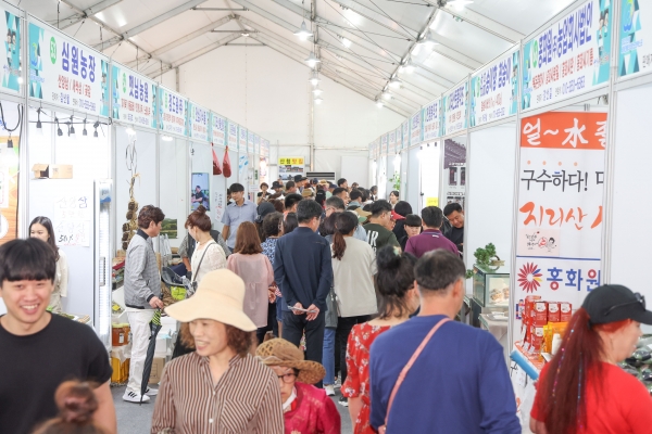 산청군은 오는 9월 27일부터 10월 6일까지 동의보감촌 일원에서 개최하는 ‘제24회 산청한방약초축제’ 판매장터 입점자를 모집한다고 19일 밝혔다.