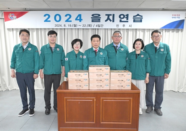 진주시의회는 21일 2024년 을지연습 종합상황실을 방문해 훈련 상황을 참관하고 관계자들에게 간식 등 격려품을 전달했다.