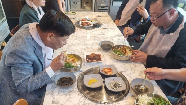 고성군(군수 이상근)은 지난 5일부터 관내 고성 대표먹거리식당 4개소에 판매 시작한 ‘고성본전비빔우동’과 ‘고성팥물도넛’이 음식의 유래에 대한 이야기(스토리)가 담긴 영상 공개 이후 더 많은 인기를 누리며 판매 중이라고 밝혔다.