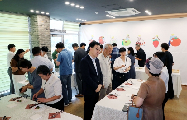 ‘하동을 먹다, 하동별맛축제’가 오는 10월 4일부터 6일까지 하동 송림공원 바닥분수 일원에서 개최되는 가운데, 지난 23일 하동군 귀농귀촌센터에서 축제의 성공적인 개최를 위해 메인 셀러 16팀의 메뉴로 시식회를 열었다.