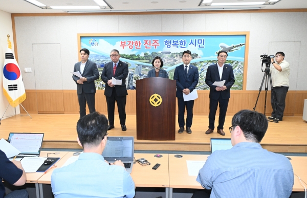 진주시의회 도시환경위원회 의원들은 26일 진주시청 브리핑룸에서 기자회견을 열고 "진주대첩광장 사업이 추진 과정에서 소통부재와 진행과정 절차 미비로 비판의 목소리가 높아지고 있다"고 주장했다.