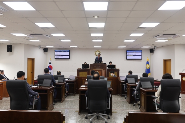 산청군의회는 2일 제299회 임시회를 개회하고 8일간의 의사일정에 돌입했다.