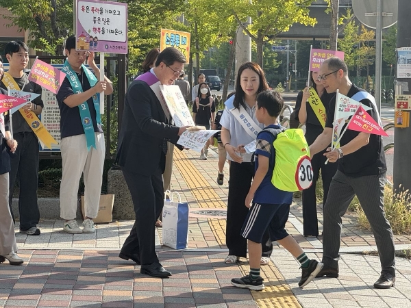 진주교육지원청은 김경규 제35대 교육장이 2일 서진초등학교에서 등굣길 교통 안전지도를 시작으로 공식 업무을 시작했다고 밝혔다.