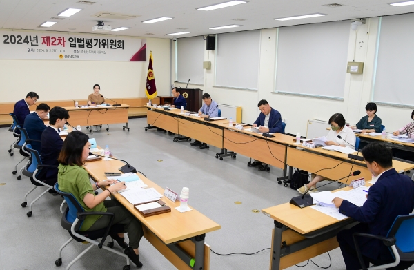 경상남도의회는 2024년 제2차 입법평가위원회(위원장 전현숙 도의원)를 2일 도의회 대회의실에서 개최하였다.