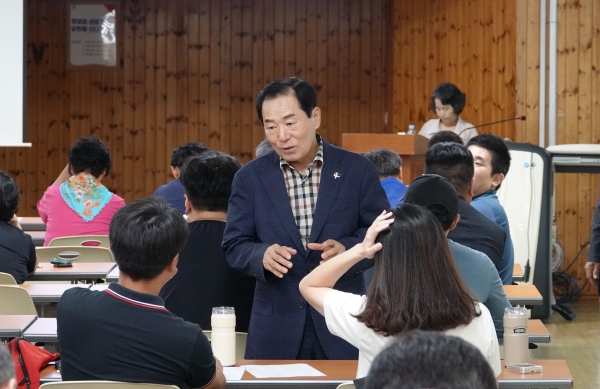 창녕군(군수 성낙인)은 지난 4일 창녕군농업기술센터에서 마늘 재배 농가와 교육을 희망하는 농업인 등 100여 명을 대상으로 마늘반 농업기술 전문교육을 실시했다고 5일 밝혔다.