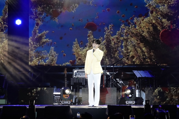 창녕군(군수 성낙인)은 지난 7일 창녕공설운동장 특설무대에서 열린 작곡가 박성훈과 함께하는 ‘제7회 창녕양파마늘가요제’가 3,500여 명의 관객이 모인 가운데 안전사고 없이 성황리에 막을 내렸다고 밝혔다.