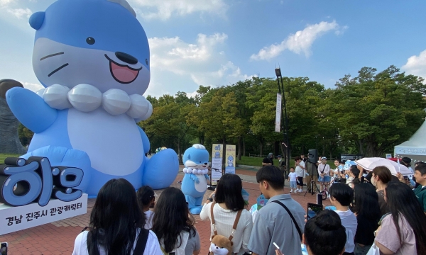 진주시 관광캐릭터 하모가 지난 7일 서울 올림픽공원에서 버스킹 공연을 성공적으로 진행하면서 진주 관광 홍보대사 역할을 톡톡히 했다.