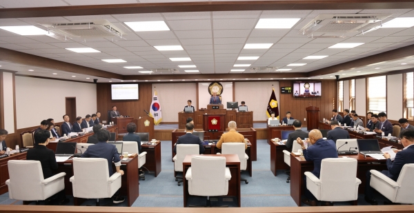 합천군의회(의장 정봉훈)는 10일 제284회 임시회 제2차 본회의를 개회하여 9월 2일부터 10일까지 9일간의 회기를 종료했다.