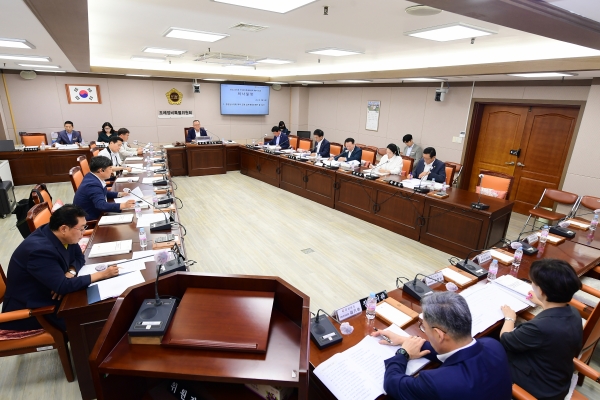 경상남도의회 조례정비특별위원회(위원장 정규헌)는 10일 오후 제8차 회의를 개최하여 도청 27건, 도교육청 11건, 도의회 2건 등 40건의 조례를 정비한 조례안 33건에 대해 의결했다고 밝혔다.