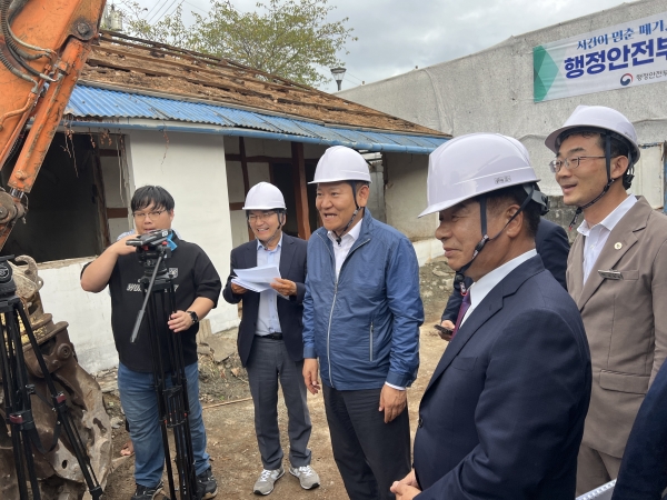 이상민 행정안전부 장관이 지난 11일 고성군 삼산면을 방문하여 빈집정비사업 현장을 점검하고 마을 주민들과 간담회를 가졌다. 이번 방문은 고성군의 빈집 문제 해결을 위한 정부의 적극적인 지원과 협력을 강화하기 위해 마련되었다.