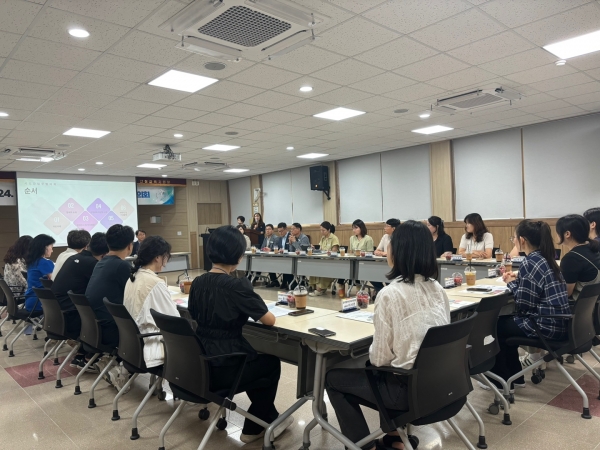 산청교육지원청(교육장 김덕현)은 광주동부교육지원청과 지난 11일 14시부터 산청교육지원청 대회의실에서 「2024. 학교폭력 제로센터 운영 활성화를 위한 시·도 간 업무 협의회」를 산청교육지원청과 광주광역시동부교육지원청 직원 30여 명이 참석한 가운데 개최하였다.