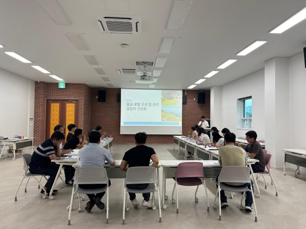 남해군이 아름다운 유채 꽃길·꽃밭 조성 준비에 박차를 가하고 있다.