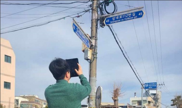 고성군청(군수 이상근) 열린민원과 사무실은 업무시간이 끝나도 불이 잘 꺼지지 않는다. 군민과 가장 가까운 곳에서 토지 관련 업무를 추진하는 지적, 지적재조사, 토지정보팀 직원들이 각자의 토지 관련 업무 외에도 군민을 위해 보다 나은 행정서비스를 제공하기 위해 고민하고 있기 때문이다.