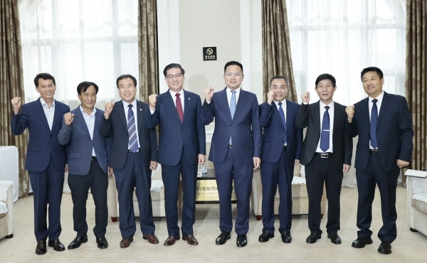 함양군은 19일 진병영 군수를 단장으로 하는 우호교류방문단이 국제우호도시인 중국 섬서성 함양시(셴양시)를 방문해 교육분야 교류협약을 체결했다고 20일 밝혔다.