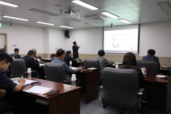 의령군의회(의장 김규찬)는 지난 19일 오후 2시 의회 3층 소회의실에서 전 의원과 의회사무과 직원을 대상으로 반부패·청렴 및 행동강령 교육을 실시했다.