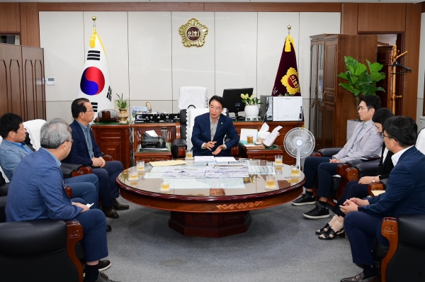 경남도의회(최학범 의장)가 지역경제 활성화와 지역소멸위기 극복을 위해 지역금융기관 활성화를 위한 노력을 이어간다.