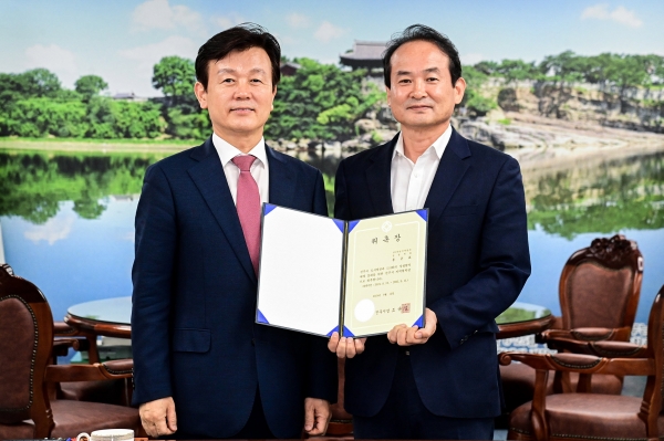 진주시는 20일 시청 기업인의 방에서 홍준표 LH 경남지역본부 전문위원을 ‘진주시 LH 지역협력관’으로 위촉했다.
