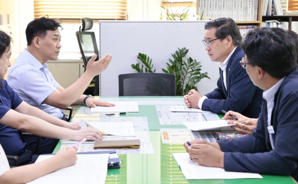 진병영 함양군수는 23일 오후 경남도 예산담당관실을 방문해 2025년도 지방이양 사업을 건의하는 등 내년도 도비 확보에 총력을 다하고 있다.