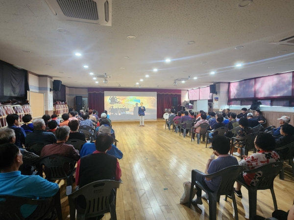 (사)합천군 관광협의회(회장 이규학)는 22~23일 합천읍과 가야면에서 ‘찾아가는 영화관’ 행사를 진행했다고 25일 밝혔다.