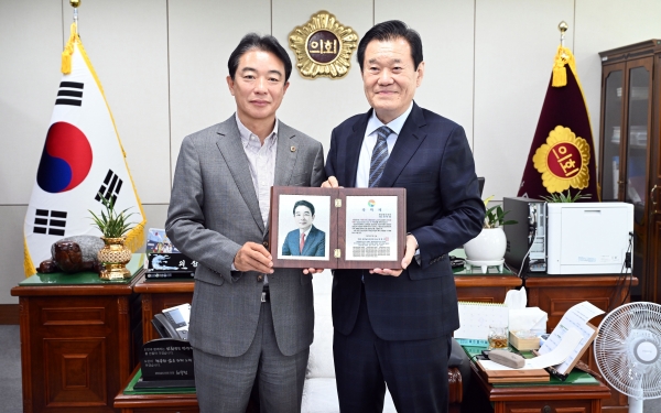 최학범 경상남도의회 의장이 27일 의회 집무실에서 재경경상남도민회 최효석 회장으로부터 취임 축하패를 전달 받았다.