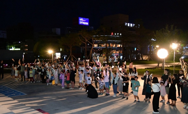 진주시는 9월 28일과 29일(2일간 4회) 진주성과 진주대첩 역사공원 일원에서 진행한 공연형 도보투어 《스피릿 오브 진주》를 성황리에 마쳤다고 2일 밝혔다.
