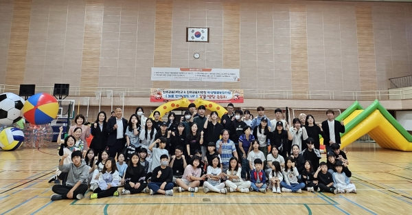 진주교육지원청(교육장 김경규)은 지난 5일 진주교육대학교 강당에서 학생맞춤통합지원 '늘품안에 빌드 UP' 프로그램의 멘토와 멘티, 멘티의 가족과 친구 80여명이 참여하는 가을명랑운동회를 개최했다.