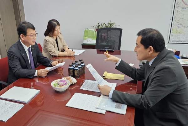 박대출 국회의원(국민의힘, 진주갑)이 8일 오후 국가유산청(구 문화재청) 최응천 청장을 만나 진주성 촉석루의 국가유산 재지정을 촉구했다.