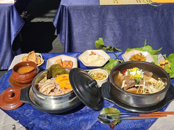 의령군은 지난 5일 리치리치페스티벌 기간에 개최된 향토음식 전국요리 경연대회에서 의령특산물 망개나무 뿌리와 한우로 갈비탕을 끓어낸 최옥선(58) 씨가 영예의 대상을 차지했다고 10일 밝혔다.