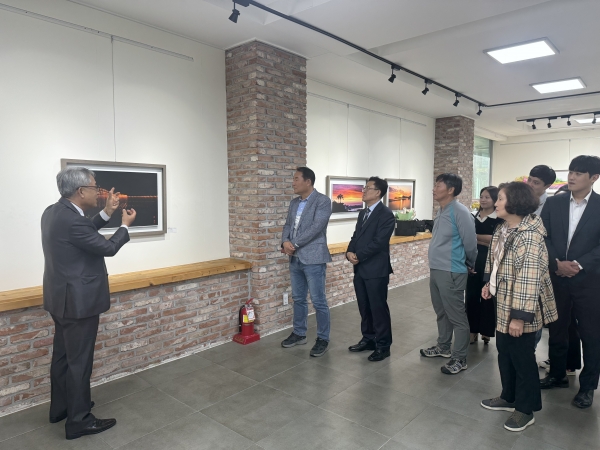 경상남도교육청(교육감 박종훈)은 제2청사 갤러리에서 11일부터 23일까지 김선명 작가의 ‘시선이 머무는 곳: 변주’ 전시를 연다.